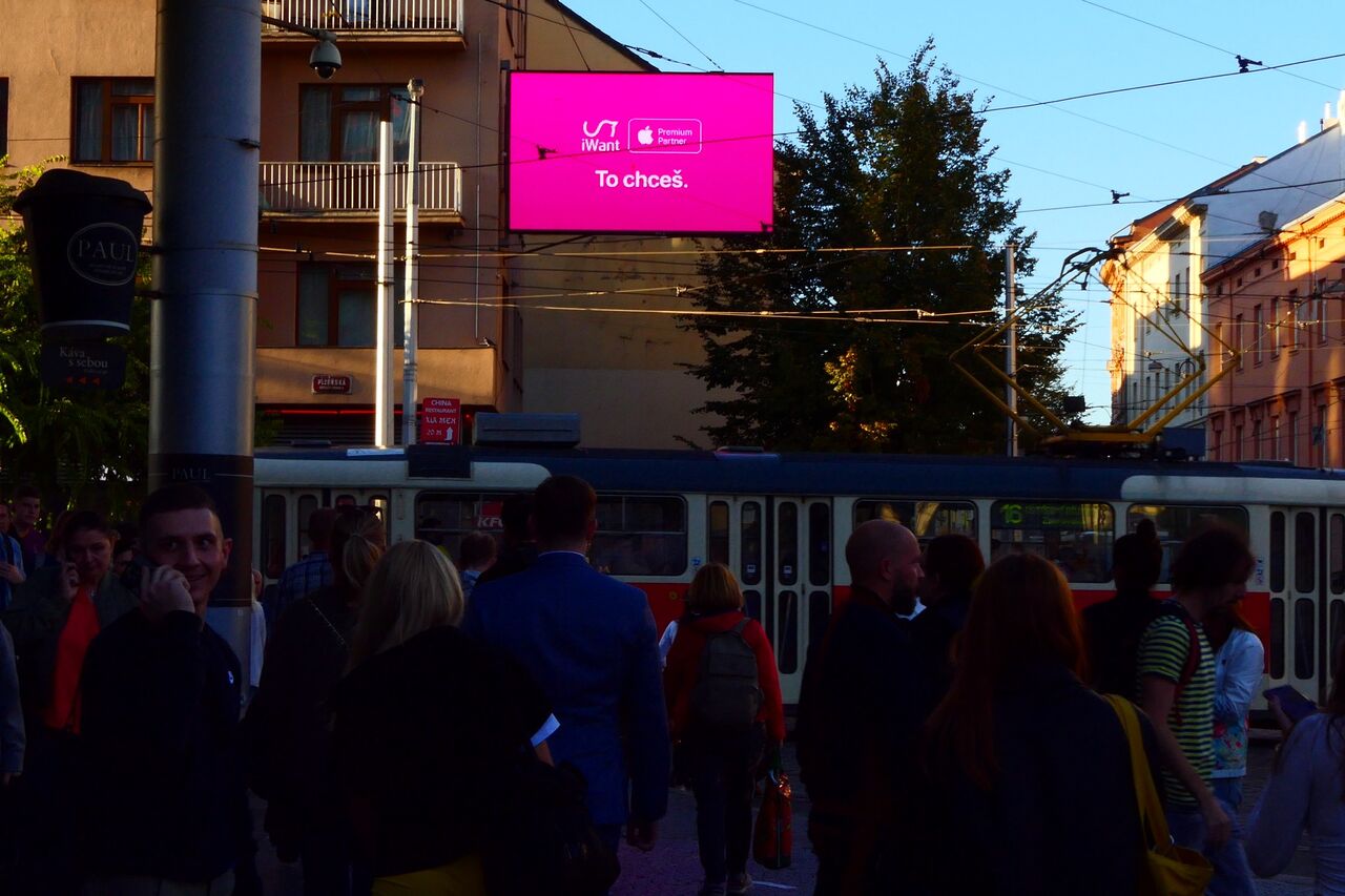 Kampaň iWant nad rušnou tramvajovou zastávkou