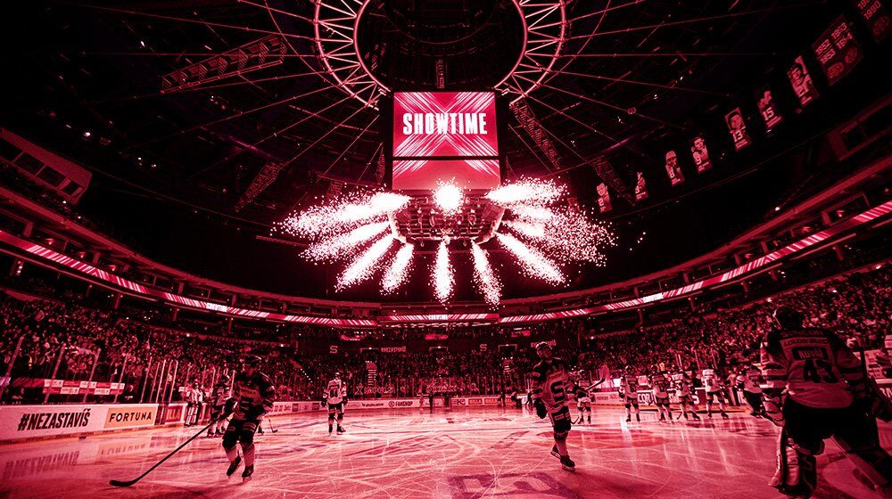 Zaplněná hokejová aréna HC Sparta Praha při slavnostním nástupu s pyrotechnikou